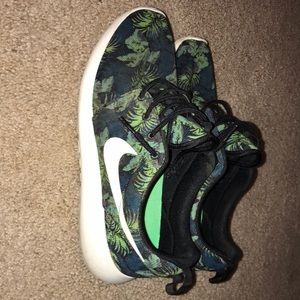 Nike roshe run (space blue) size 8.5 8.5/10